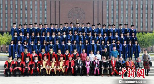 南开大学—格拉斯哥大学联合研究生院举办2019届毕业典礼。　吴军辉　摄