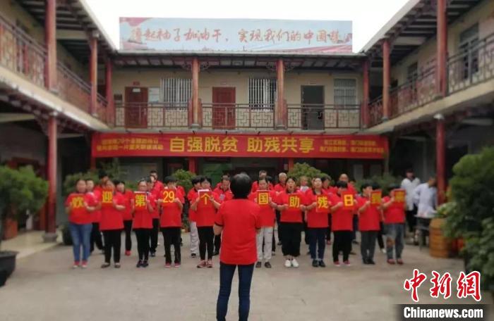 图为:倪桂勇11年默默守护残疾人“孩子” 椒江区海门街道供图 摄