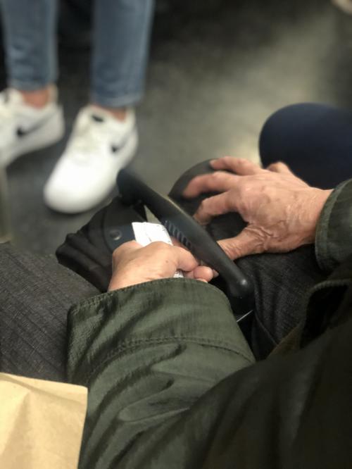 康女士紧握着写有路线指示的中文纸条,准备前往布朗士的游民收容所。(美国《世界日报》/张晨 摄)
