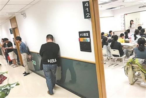 一家培训机构的教学点内,家长在等候孩子下课。新华社记者 李响 摄