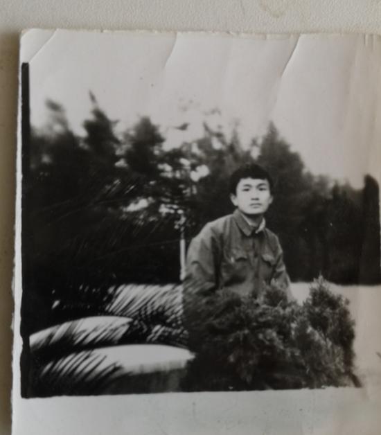 胡文生在大学期间寄给二哥胡发祥的照片。受访者供图