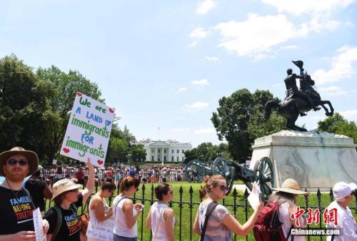 当地时间2018年6月30日,数千名美国民众聚集在白宫外举行示威活动,抗议特朗普政府强制实行“零容忍”政策,迫使众多非法入境者家庭“骨肉分离”。中新社记者 刁海洋 摄