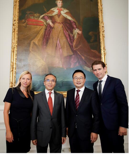 中国驻奥地利使馆李晓驷大使（左二）应邀出席授衔仪式，与詹维平（右二）和总理库尔茨合影。