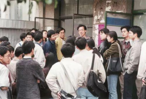 (中关村礼堂”时期,俞敏洪每次课后,都会被学员团团围住,为他们解惑答疑。)