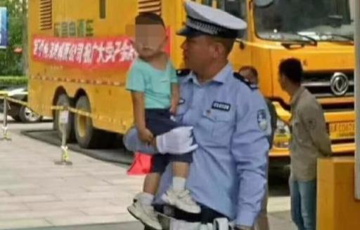 民警立即将小男孩监护起来