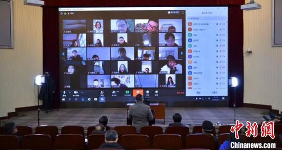 同济大学近千名在湖北师生与同济大学在沪师生代表视频连线   江平摄