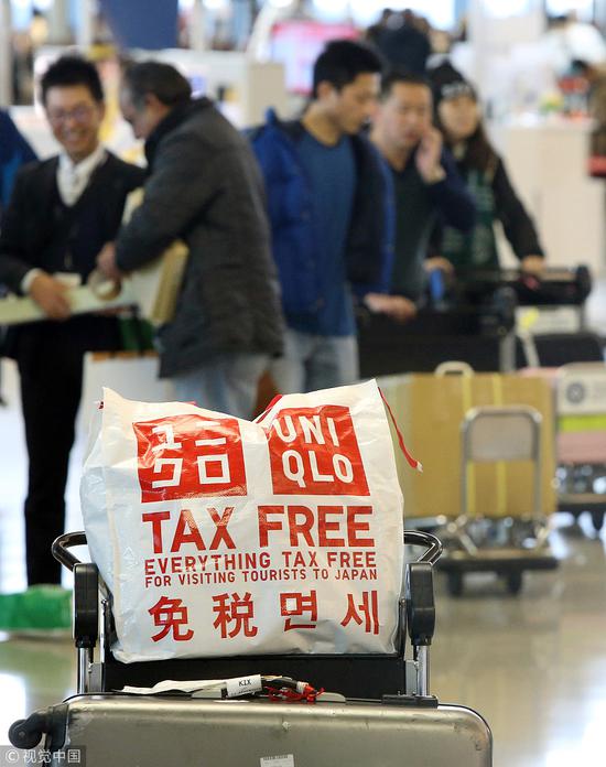 在大阪机场，游客购买免税店商品。（视觉中国）