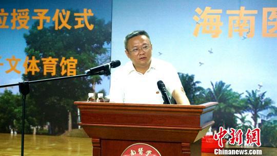 海南医学院校长杨俊在毕业典礼上致辞。 黄艺 摄