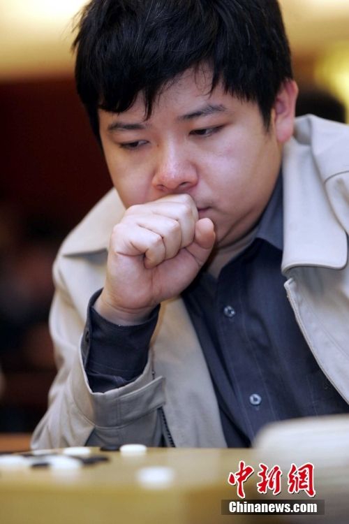 资料图:在第10届三星杯世界围棋公开赛三番棋决赛中,中国罗洗河九段2:1击败韩国李昌镐九段,夺得三星杯冠军,也创造了中国棋手在世界大赛决赛中首次击败李昌镐夺冠的历史。中新社记者 武仲林 摄