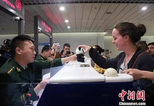 资料图:外籍旅客办理通关手续。中新社记者 王磊 摄