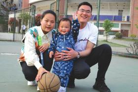 3月25日,湖南高速铁路职业技术学院,带着女儿来这里读书的滕林峰、杨丽婷夫妇。图/受访者提供