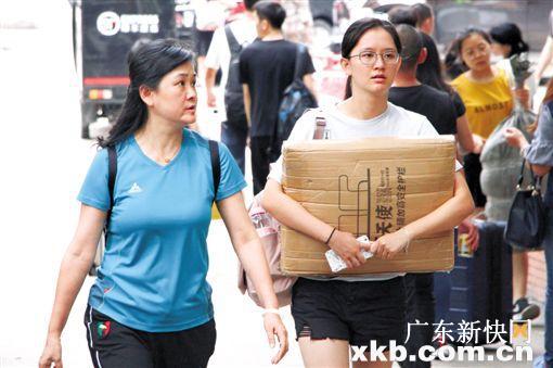 ■新生在家长的陪同下到学校报到。