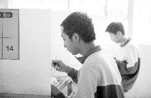 广州中学初三学生王天行在饭堂小隔间吃饭。