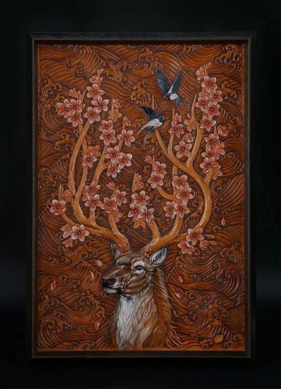 《春鹿》蔡弘灏，获得2016年美国谢里丹“国际皮雕大赛”画类第一名