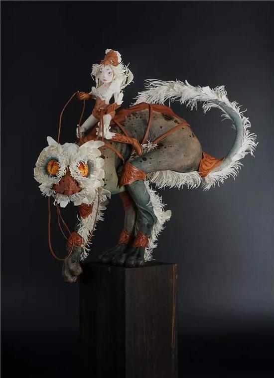 《精灵二》蔡弘灏，获得2018年美国谢里丹“国际皮雕大赛”静物类第一名