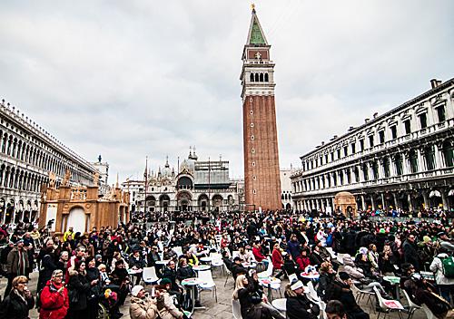 在意大利威尼斯，游客聚集在狂欢节中心区圣马可广场。（新华社）