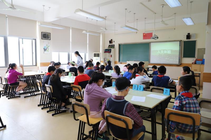 今天世界外國語中學的面談,主要分為人文體驗、語言交際、思維探索、科學探究四個模塊。攝影 何思哲