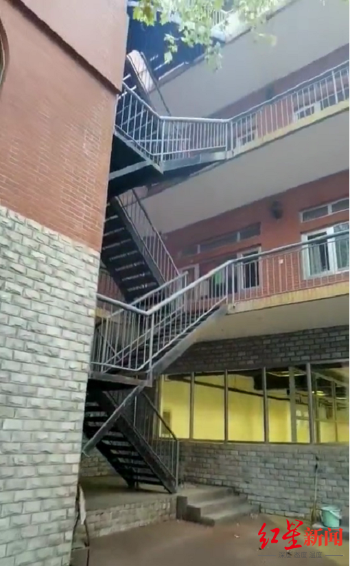 小田坠亡的建筑共四层高
