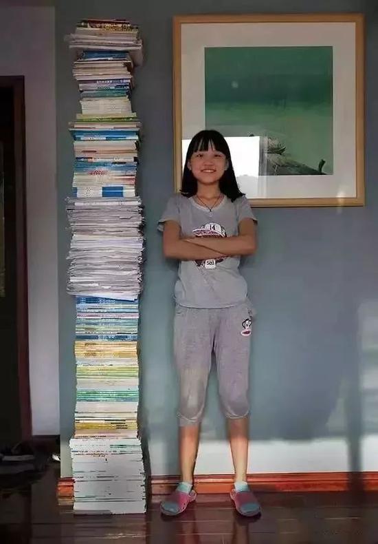 考试结束了，女儿整理3年的书本高出她好几个头。