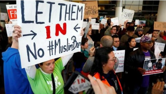 （在洛杉矶机场抗议特朗普移民禁令的加州公民 图片来源：路透社）