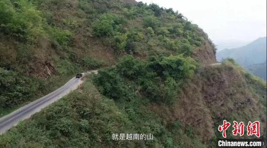 图为视频中李芳乘车前往蒙自。网络截图 图为视频中李芳乘车前往蒙自。网络截图