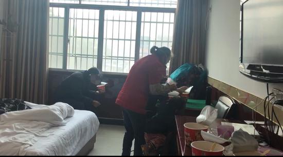 吴林（化名）和家人住在镇上的宾馆里。    新京报记者 王昆鹏 摄