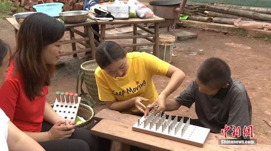 颜志霞教授美工课程。熊晓华摄