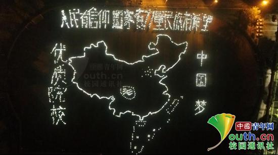 图为大学生用荧光棒摆出的中国地图。受访者供图
