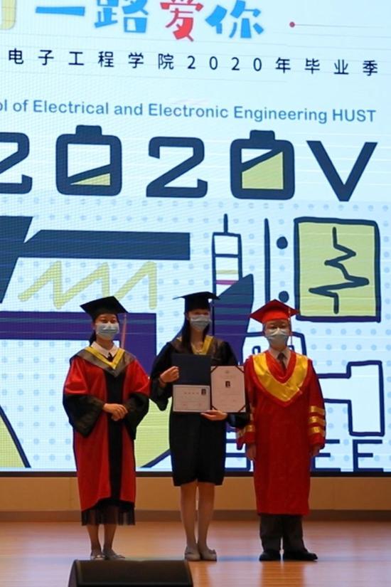 2、临汾大学毕业证样本：毕业证封面是红色还是蓝色有什么区别？ 
