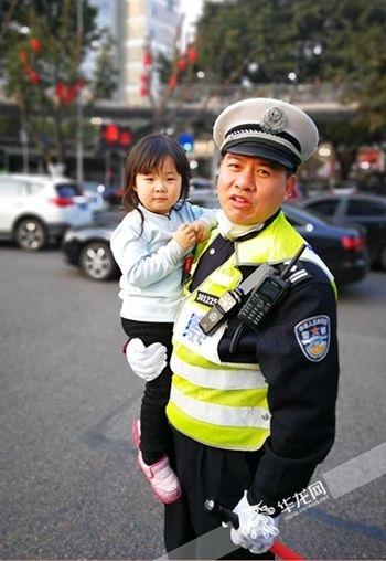 2岁女孩车流穿梭 交警飞奔护在怀中帮其找到妈妈