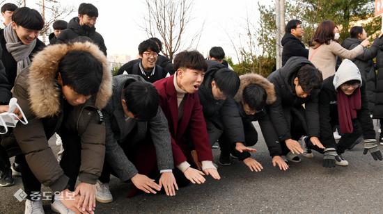 韩国一高中前，后辈为参加高考的前辈行大礼。（韩媒《中度日报》）