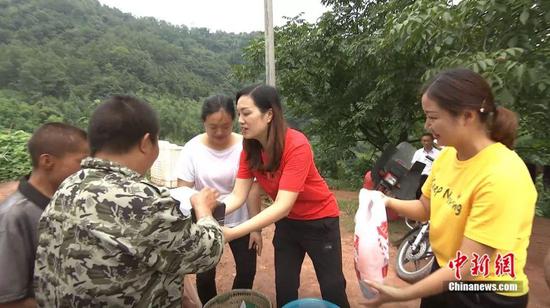 老師們為殘疾兒童家送去衣服、食物。熊曉華 攝