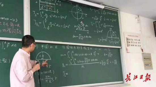 杨汉文在给学生上课