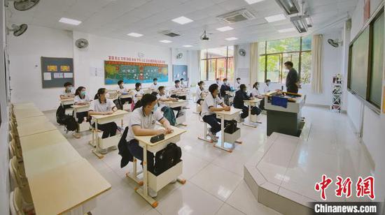 在广州市黄埔区华南师范大学附属初级中学，学生上课单人单桌并保持一定间距。　钟飞兴 摄