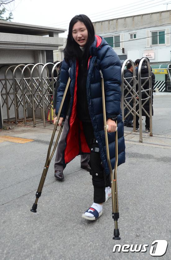 一位姑娘拄着拐杖参加高考。（韩媒NEWS 1）