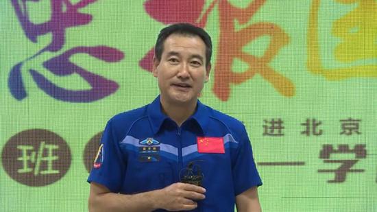 崇尚英雄 精忠报国 主题班会 走进北京八一学校