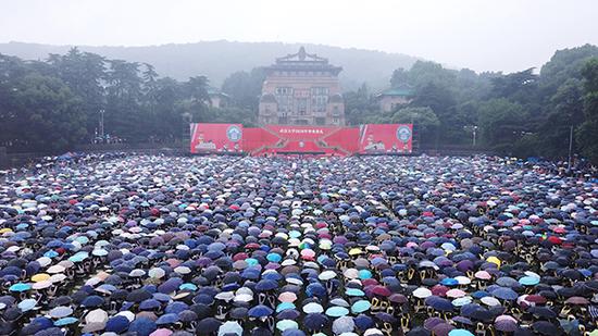 6月22日，武汉大学举行2018年毕业典礼，万余名师生坚持在雨中完成毕业典礼，气氛感人。 东方IC 图