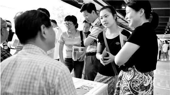 6月24日，浙江大学在紫金港校区举办校园开放日。全校30余个院系的一线师生在现场为广大考生和家长解答有关本科专业的疑问。钱江晚报记者 董旭明 摄