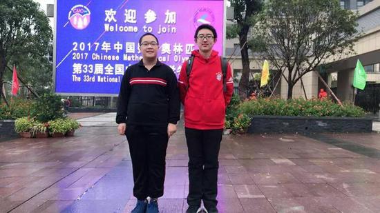 北京师范大学附属实验中学的陈远洲(右)和徐浩轩(左)