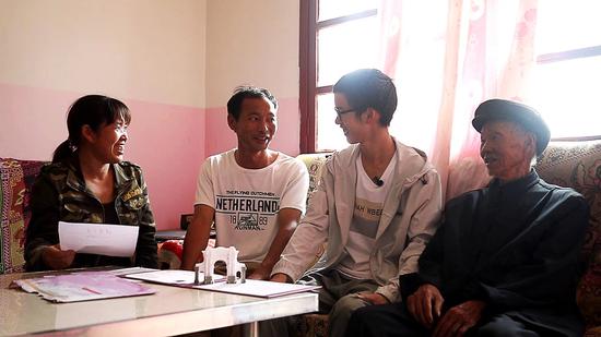 收到录取通知书后,林万东与家人分享喜悦。 来源:清华大学招生办公室