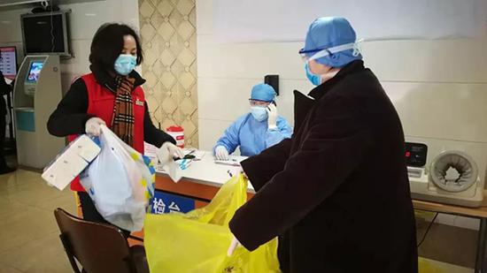 丁春红买好日用品、食品等送到医院,让护士转交夫妻俩,还带口信告知孩子的情况,让夫妻俩安心隔离。