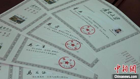 宁夏大学首批手写录取通知书。 谢宇 摄