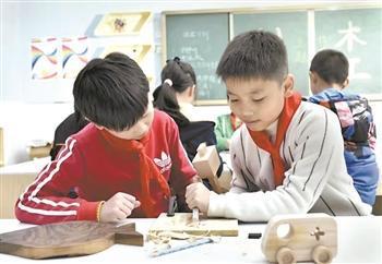  成都五丁小学学生正在体验木工制作。受访者供图