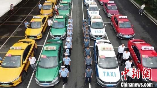 参加爱心送考活动的出租车。 福建省教育厅供图