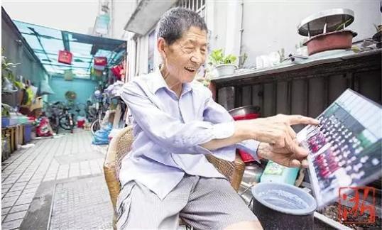 资助的困难大学生寄来毕业照,让王绅森倍感欣慰。 记者 倪雁强 王晨辉 摄