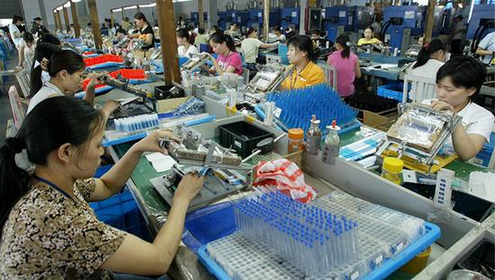 2005年6月23日,宁波,我国文具出口大户——民营企业浙江贝发集团制笔车间一角。图片来源:视觉中国