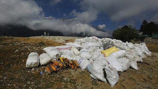 今年5月27日，尼泊尔军方和夏尔巴人志愿者在珠穆朗玛峰顶共计回收了10吨垃圾，寻回4具尸体。据悉，收集的垃圾将被送到加德满都进行回收利用。来源：IC Photo
