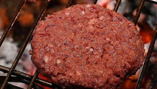 Impossible Foods推出的Impossible Burger 2.0肉饼。