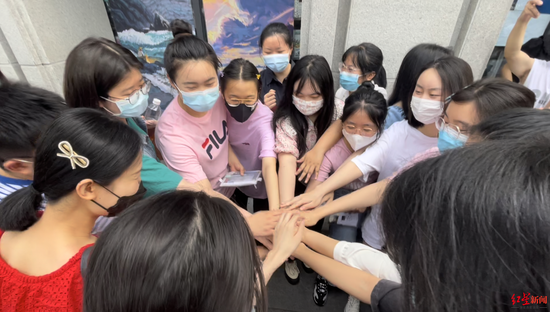 老师高考考场外送祝福:握了我的手起码要考140