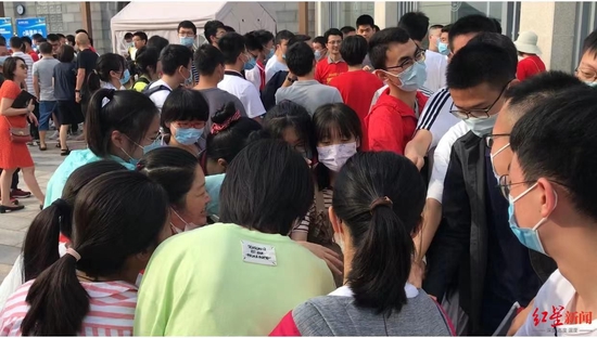老师高考考场外送祝福:握了我的手起码要考140